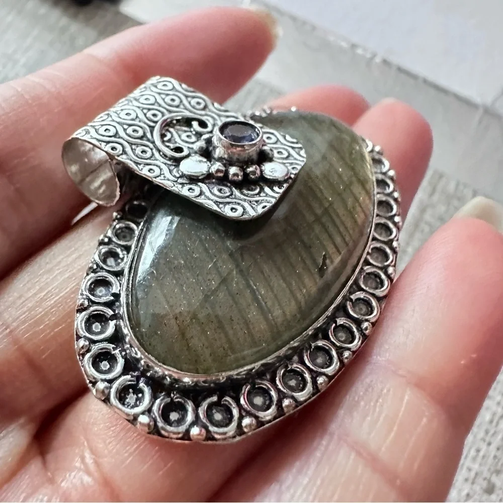 Handcrafted Artisan Jewelry Labradorite Pendant Accent Art to Wear 3331